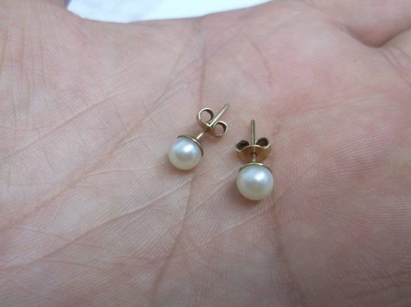 VERY CLASSY VINTAGE 9 CARAT GOLD EARRINGS SET WITH GENUINE PEARLS ....TIMELESS !!