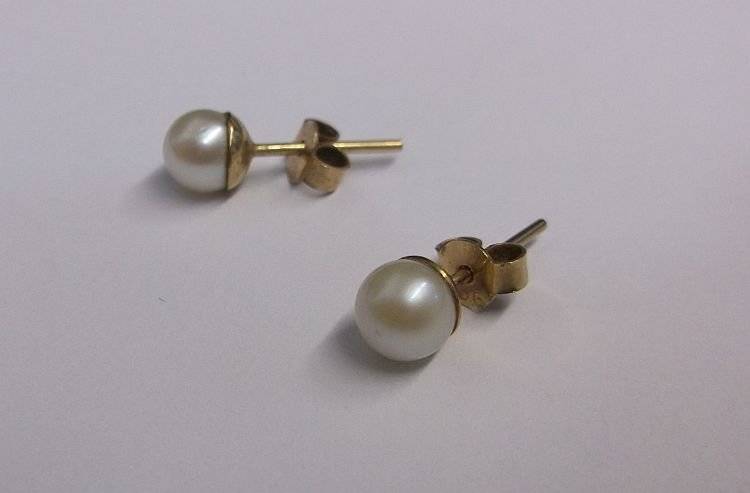 VERY CLASSY VINTAGE 9 CARAT GOLD EARRINGS SET WITH GENUINE PEARLS ....TIMELESS !!