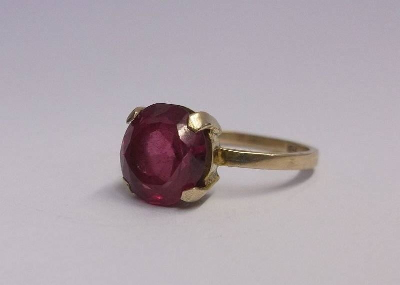 A MAGNIFICENT OLD EARLY TWENTIETH CENTURY SOLID 9 CARAT GOLD RING SET WITH A BIG GENUINE RUBY !!!