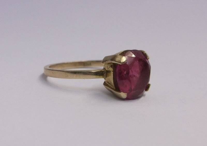 A MAGNIFICENT OLD EARLY TWENTIETH CENTURY SOLID 9 CARAT GOLD RING SET WITH A BIG GENUINE RUBY !!!