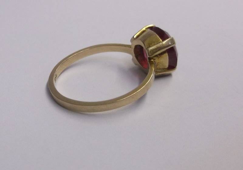 A MAGNIFICENT OLD EARLY TWENTIETH CENTURY SOLID 9 CARAT GOLD RING SET WITH A BIG GENUINE RUBY !!!
