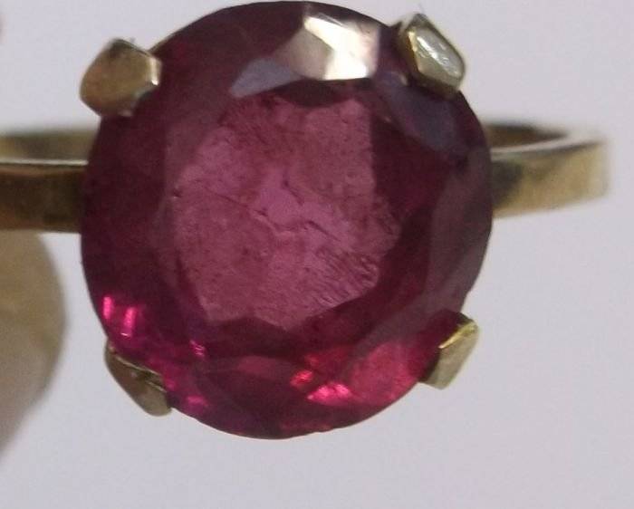 A MAGNIFICENT OLD EARLY TWENTIETH CENTURY SOLID 9 CARAT GOLD RING SET WITH A BIG GENUINE RUBY !!!