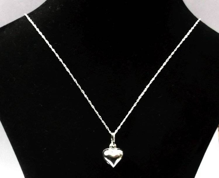A CHARMING STERLING SILVER HEART PENDANT WITH A 45 CM STERLING SILVER NECKLACE