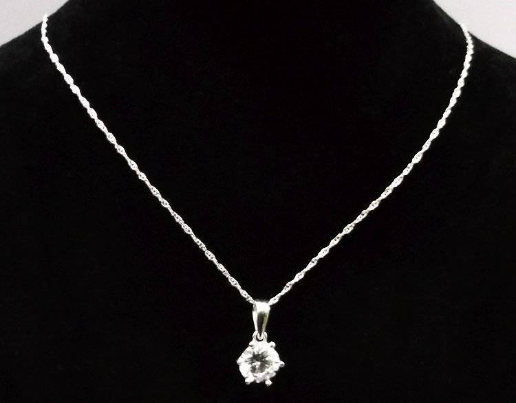 AN ELEGANT STERLING SILVER PENDANT WITH FACETED CLEAR STONE PLUS A 45 CM STERLING SILVER NECKLACE