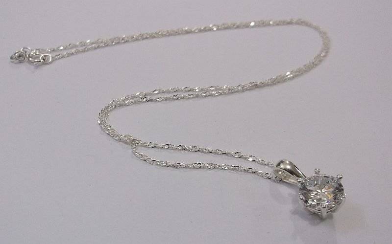 AN ELEGANT STERLING SILVER PENDANT WITH FACETED CLEAR STONE PLUS A 45 CM STERLING SILVER NECKLACE