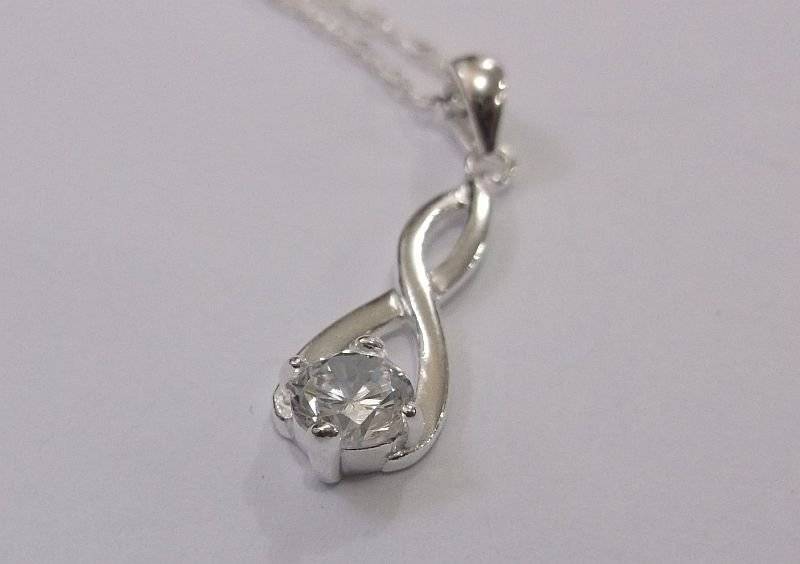 CLASSY STERLING SILVER PENDANT WITH FACETED CLEAR STONE PLUS A 45 CM STERLING SILVER NECKLACE
