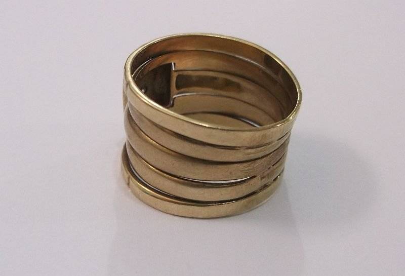 A MARVELOUS SOLID 9 CARAT GOLD 5 IN ONE DIAMOND RING ....BIG ...BOLD ...BEAUTIFUL !!!