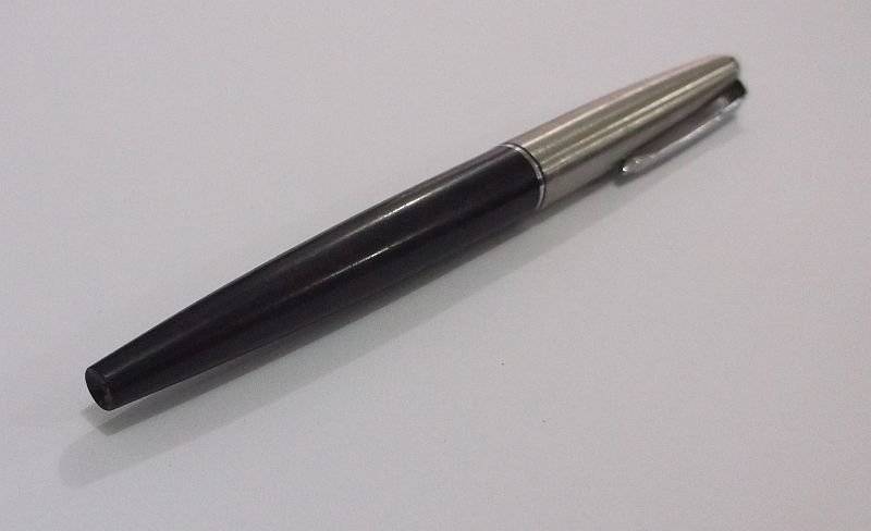 ..... A GRAND VINTAGE PARKER FOUNTAIN PEN IN GREAT CONDITION ....