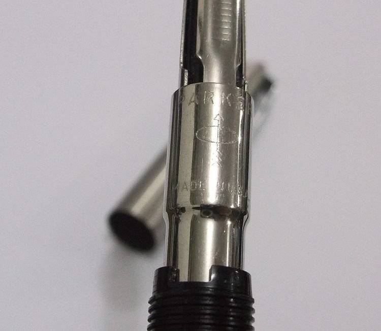 ..... A GRAND VINTAGE PARKER FOUNTAIN PEN IN GREAT CONDITION ....