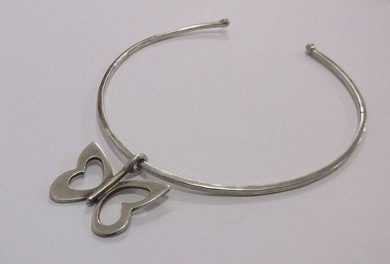 A STUNNING VINTAGE SOLID STERLING SILVER CHOKER WITH AN EYE CATCHING BUTTERFLY PENDANT ...AWESOME !!