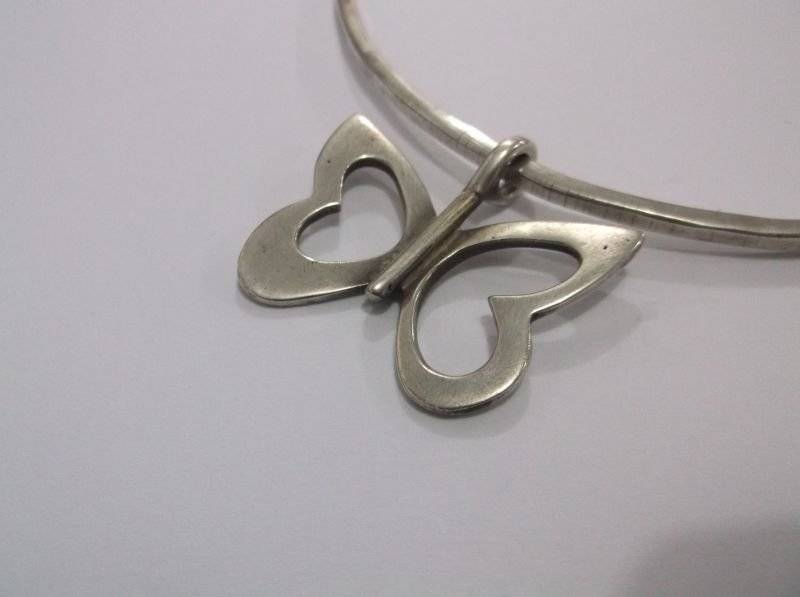 A STUNNING VINTAGE SOLID STERLING SILVER CHOKER WITH AN EYE CATCHING BUTTERFLY PENDANT ...AWESOME !!