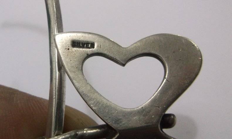 A STUNNING VINTAGE SOLID STERLING SILVER CHOKER WITH AN EYE CATCHING BUTTERFLY PENDANT ...AWESOME !!