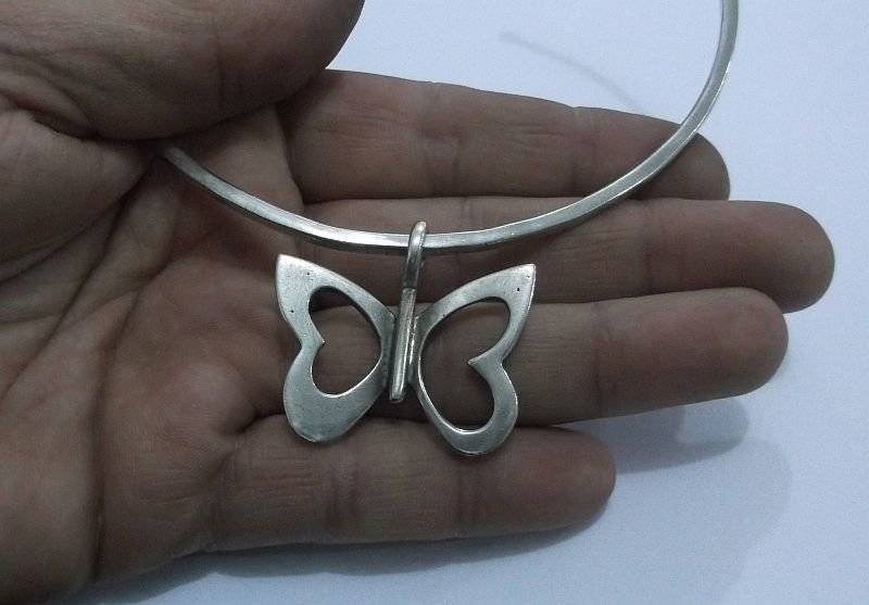 A STUNNING VINTAGE SOLID STERLING SILVER CHOKER WITH AN EYE CATCHING BUTTERFLY PENDANT ...AWESOME !!