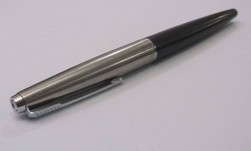 .....A VERY SMART VINTAGE PARKER FOUNTAIN PEN IN GOOD CONDITION .....
