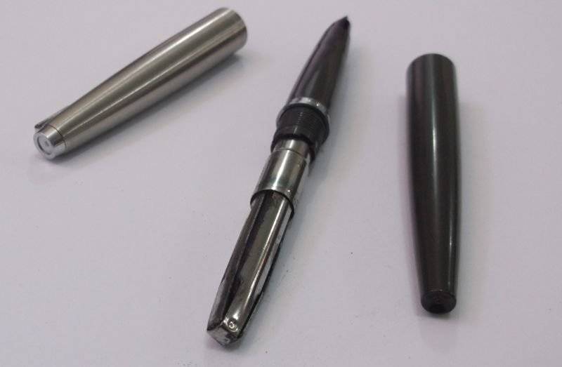 .....A VERY SMART VINTAGE PARKER FOUNTAIN PEN IN GOOD CONDITION .....