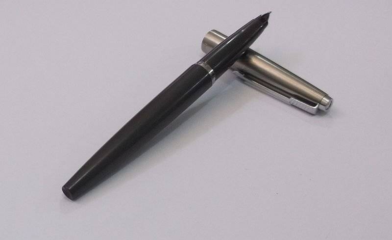 .....A VERY SMART VINTAGE PARKER FOUNTAIN PEN IN GOOD CONDITION .....