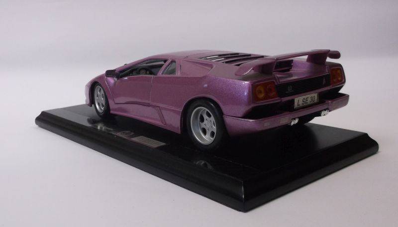 WOW !! A SUPERB QUALITY DIE CAST METAL 1:18 SCALE DISPLAY MODEL OF THE LAMBORGHINI 30 SE...STUNNER !