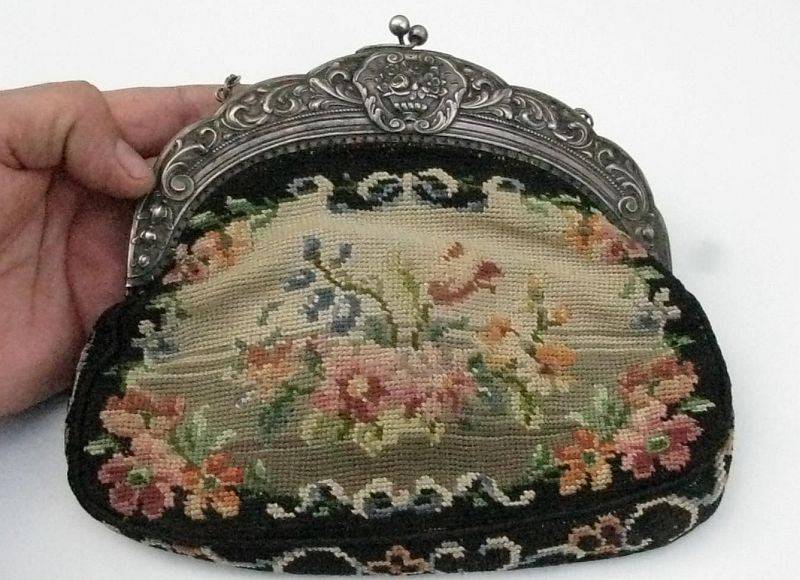 A BEAUTIFUL VICTORIAN ERA EMBROIDERED LADIES PURSE WITH ROMANTIC THEME