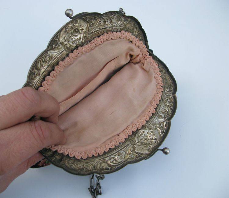 A BEAUTIFUL VICTORIAN ERA EMBROIDERED LADIES PURSE WITH ROMANTIC THEME