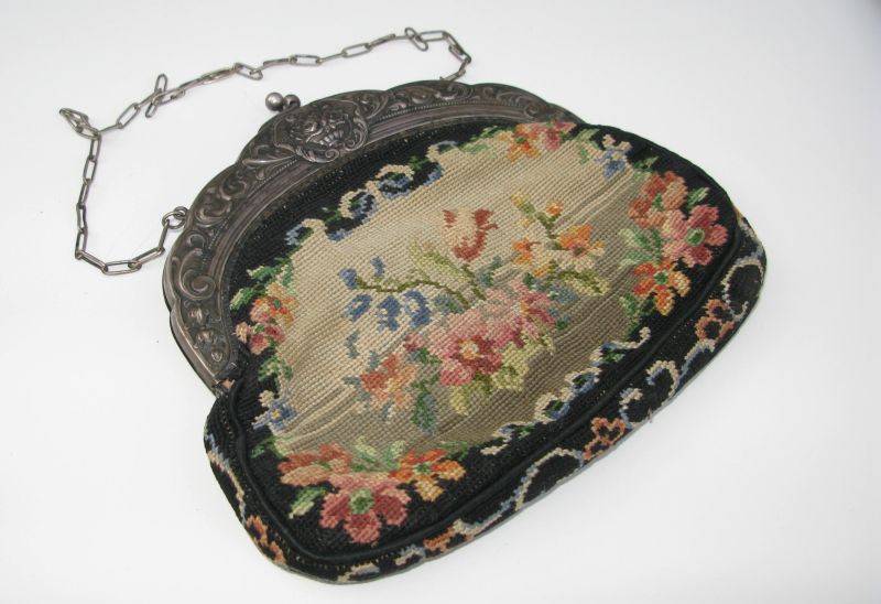A BEAUTIFUL VICTORIAN ERA EMBROIDERED LADIES PURSE WITH ROMANTIC THEME