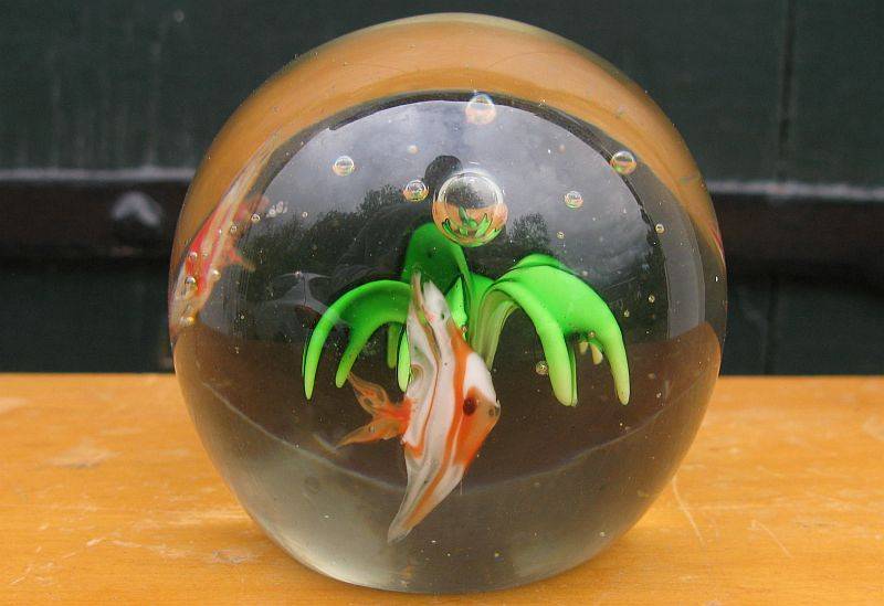 EXCELLENT & RARE !! A VINTAGE SOLID GLASS PAPERWEIGHT WITH GREEN FLOWER AND 3 ANGEL FISH !! WOW !!