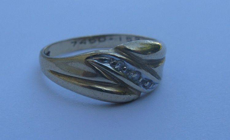 A MARVELOUS SOLID 9CT YELLOW GOLD RING SET WITH THREE SMALL DIAMONDS...MARKED & TESTED...ITS GOOD !!