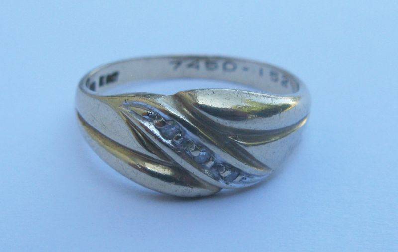 A MARVELOUS SOLID 9CT YELLOW GOLD RING SET WITH THREE SMALL DIAMONDS...MARKED & TESTED...ITS GOOD !!