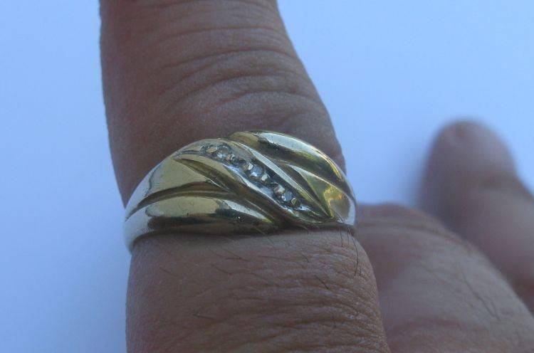 A MARVELOUS SOLID 9CT YELLOW GOLD RING SET WITH THREE SMALL DIAMONDS...MARKED & TESTED...ITS GOOD !!