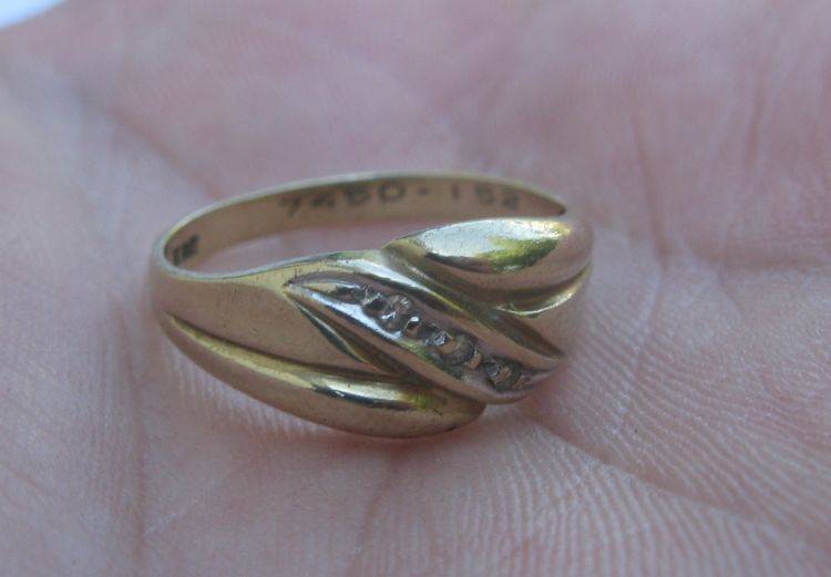 A MARVELOUS SOLID 9CT YELLOW GOLD RING SET WITH THREE SMALL DIAMONDS...MARKED & TESTED...ITS GOOD !!