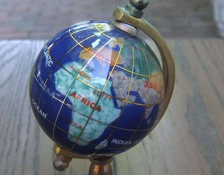 A FABULOUS VINTAGE GEM STONE INLAID WORLD GLOBE ORNAMENT ...NEW VALUE $40 !!