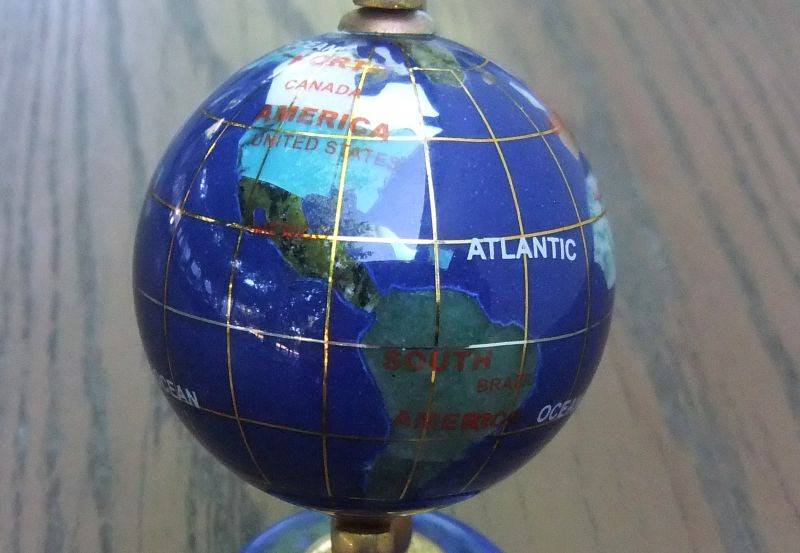 A FABULOUS VINTAGE GEM STONE INLAID WORLD GLOBE ORNAMENT ...NEW VALUE $40 !!