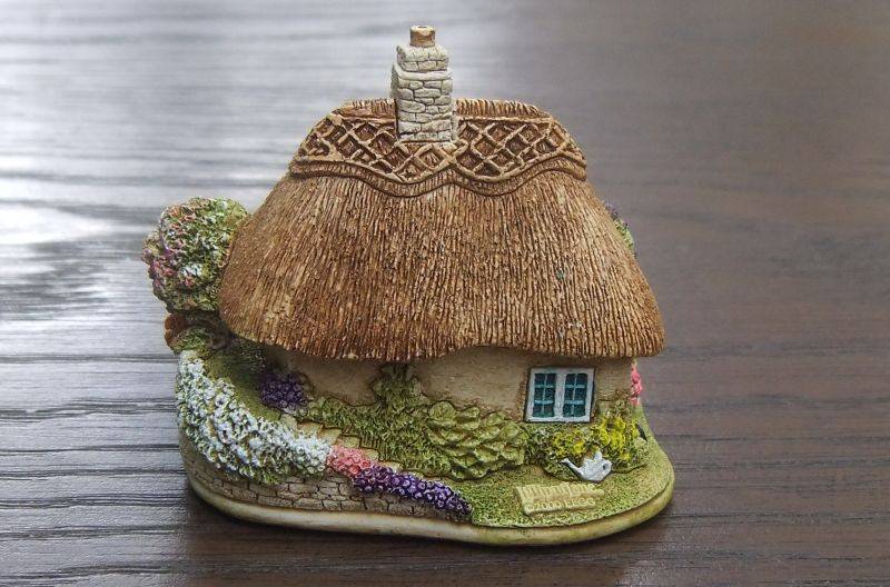 TOO CUTE !! A TINY INTRICATELY DETAILED ORNAMENTAL HOUSE BY LILLIPUT LANE !! YEAR 2000 !!