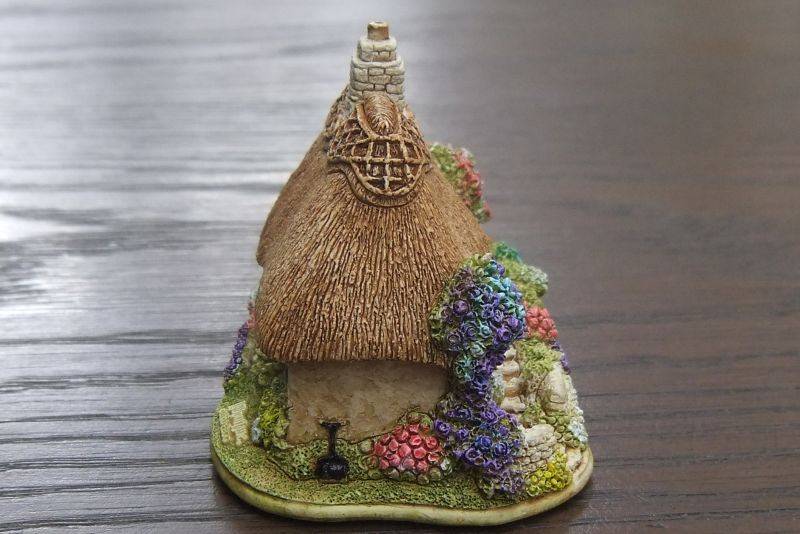 TOO CUTE !! A TINY INTRICATELY DETAILED ORNAMENTAL HOUSE BY LILLIPUT LANE !! YEAR 2000 !!