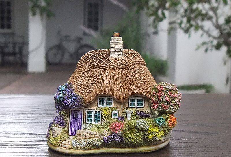 TOO CUTE !! A TINY INTRICATELY DETAILED ORNAMENTAL HOUSE BY LILLIPUT LANE !! YEAR 2000 !!