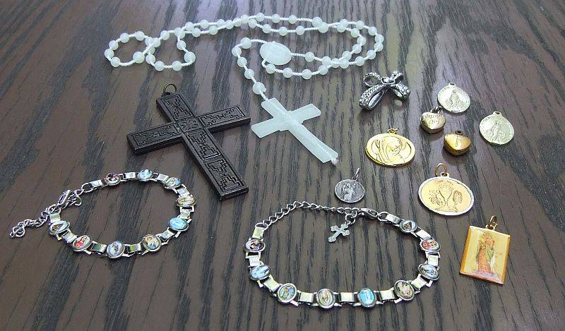 HOLY MOLY !! A LITTLE COLLECTION OF VINTAGE RELIGIOUS ITEMS INCLUDING A GLOW IN THE DARK ROSARY !!