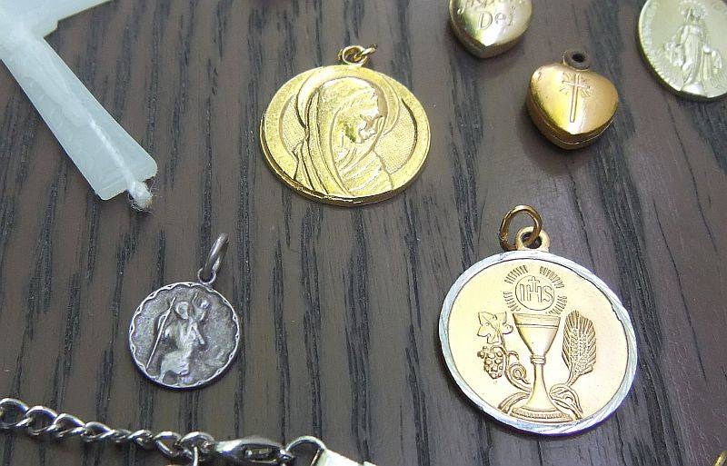 HOLY MOLY !! A LITTLE COLLECTION OF VINTAGE RELIGIOUS ITEMS INCLUDING A GLOW IN THE DARK ROSARY !!