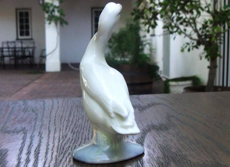 A FANTASTIC VINTAGE ADORABLE DUCK FIGURE BY LLADRO ...MADE IN SPAIN ...ABSOLUTELY NO DAMAGE ! WOW !!