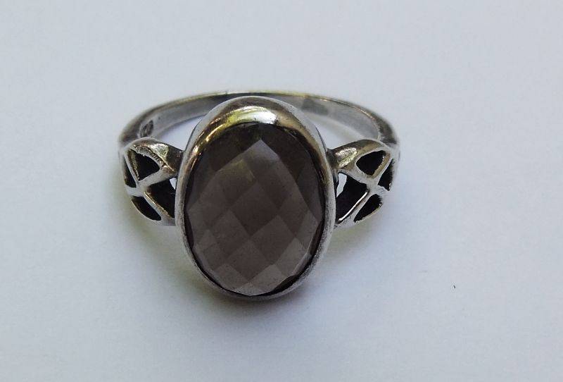 WOW !! A STUNNING SOLID STERLING SILVER RING SET WITH A FACETED SMOKY TOPAZ !! MUST SEE !!