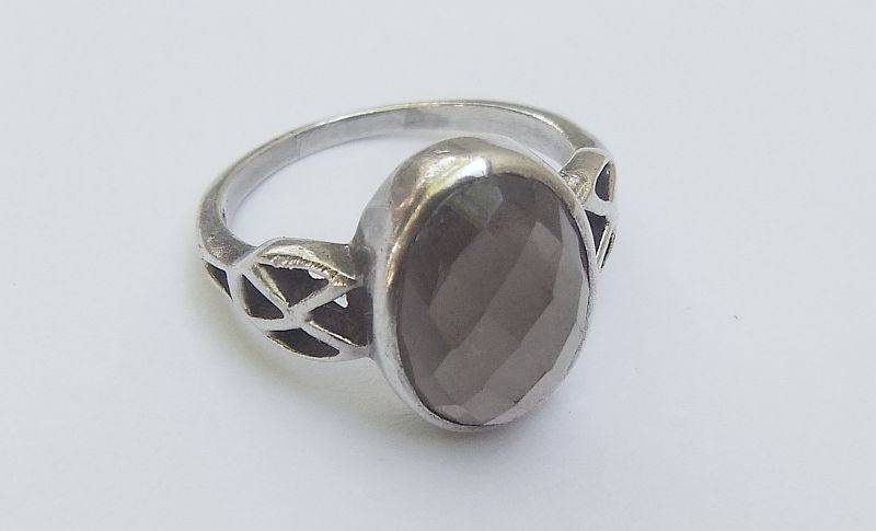 WOW !! A STUNNING SOLID STERLING SILVER RING SET WITH A FACETED SMOKY TOPAZ !! MUST SEE !!