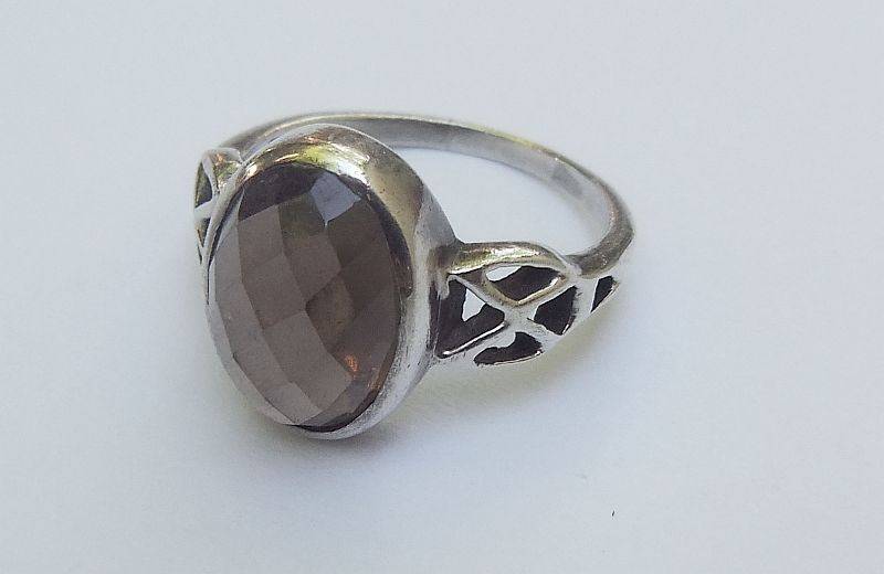 WOW !! A STUNNING SOLID STERLING SILVER RING SET WITH A FACETED SMOKY TOPAZ !! MUST SEE !!