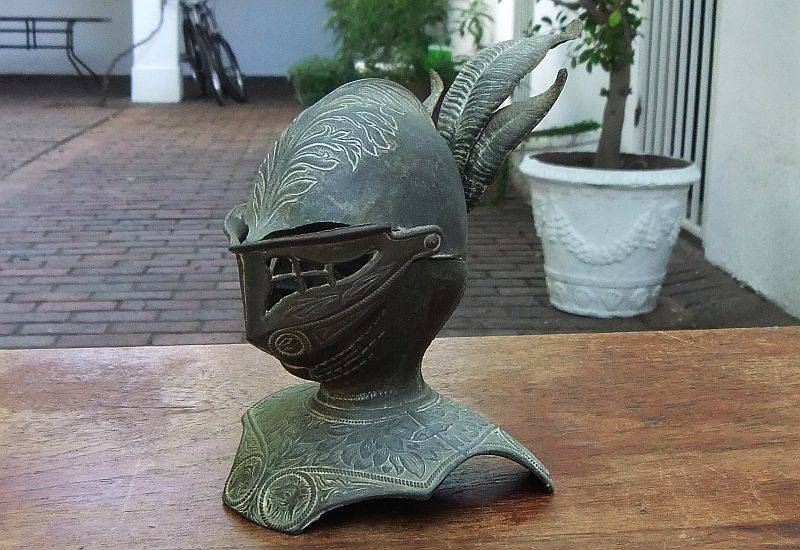 AN ABSOLUTELY AWESOME RARE OLD SOLID METAL KNIGHTS HEAD INKWELL !! WHAT A FACE !! WOW !! WOW !!