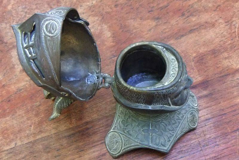 AN ABSOLUTELY AWESOME RARE OLD SOLID METAL KNIGHTS HEAD INKWELL !! WHAT A FACE !! WOW !! WOW !!