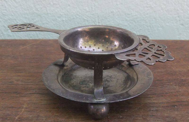 A VERY STYLISH GOOD QUALITY  VINTAGE E.P.N.S TEA STRAINER....MID 1900`S ...AWESOME !!