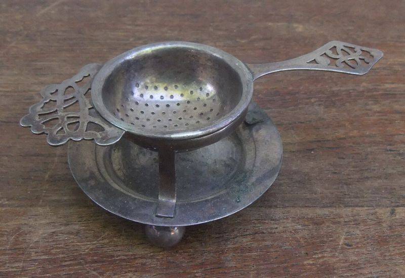 A VERY STYLISH GOOD QUALITY  VINTAGE E.P.N.S TEA STRAINER....MID 1900`S ...AWESOME !!