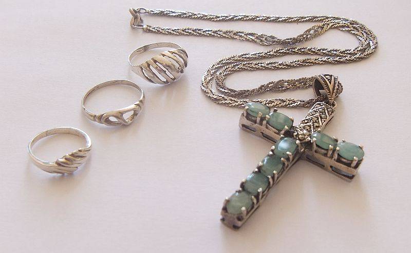 A STYLISH STERLING SILVER NECKLACE WITH A STERLING SILVER CROSS PLUS 3 STERLING SILVER RINGS !! WOW