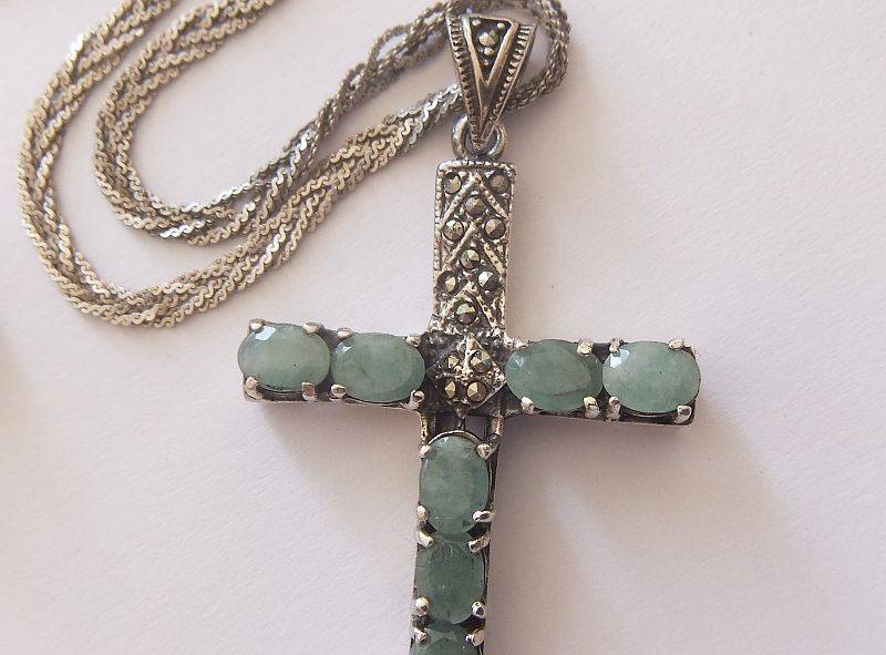A STYLISH STERLING SILVER NECKLACE WITH A STERLING SILVER CROSS PLUS 3 STERLING SILVER RINGS !! WOW