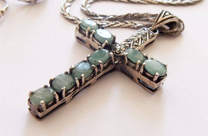 A STYLISH STERLING SILVER NECKLACE WITH A STERLING SILVER CROSS PLUS 3 STERLING SILVER RINGS !! WOW