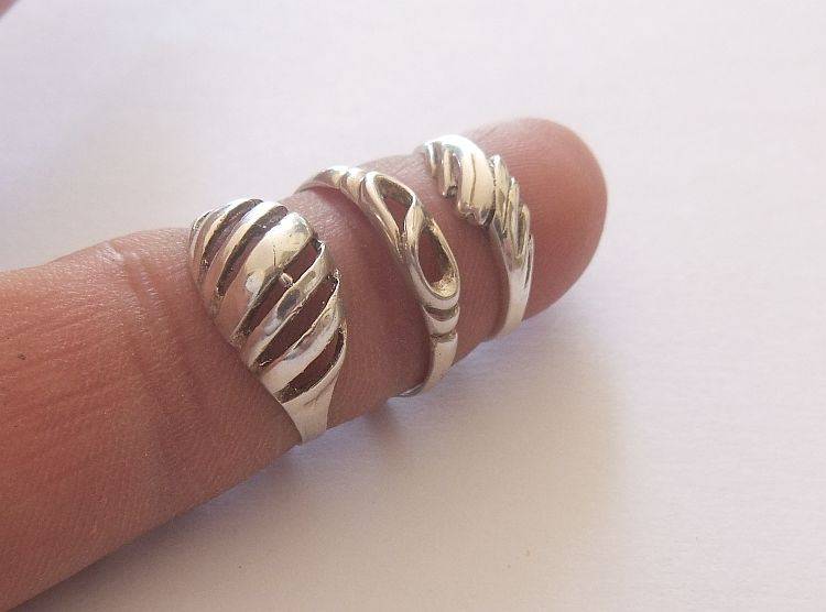 A STYLISH STERLING SILVER NECKLACE WITH A STERLING SILVER CROSS PLUS 3 STERLING SILVER RINGS !! WOW