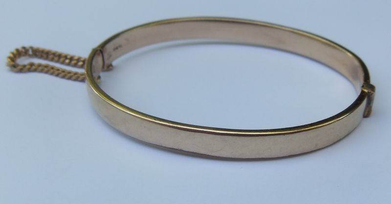 A FABULOUS QUALITY VINTAGE 1/5TH 9CT GOLD AND METAL CORE HINGE BANGLE WITH SAFETY CHAIN !! SWEET !!