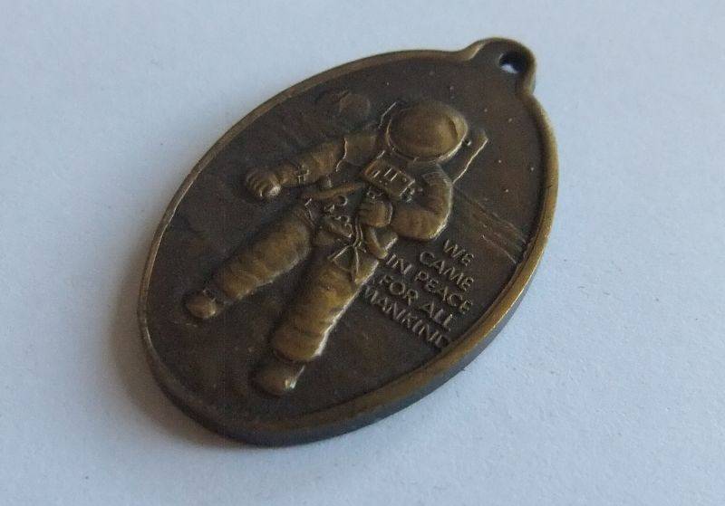 A VINTAGE SPACE EXPLORATION KEY RING DANGLE - FROM USA - RARE IN SA